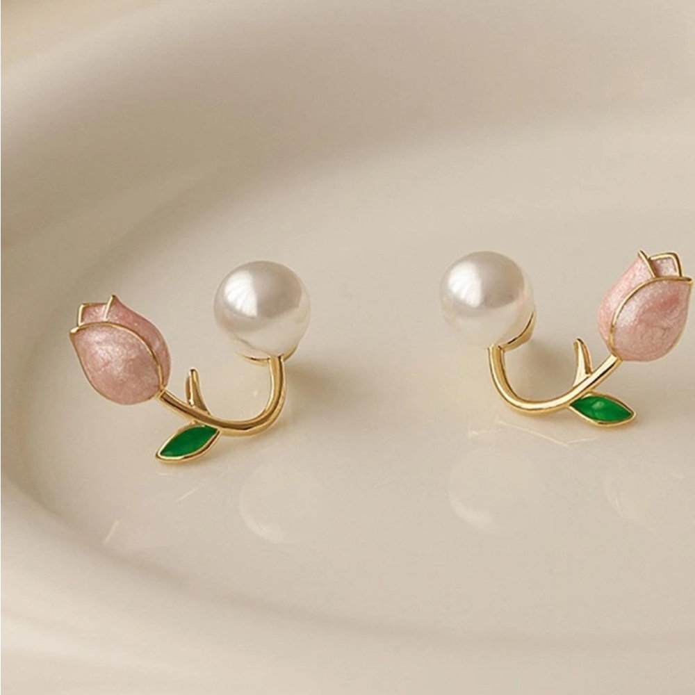✨ Tulip Pearl Décor Stud Earrings - Picture 1 of 6